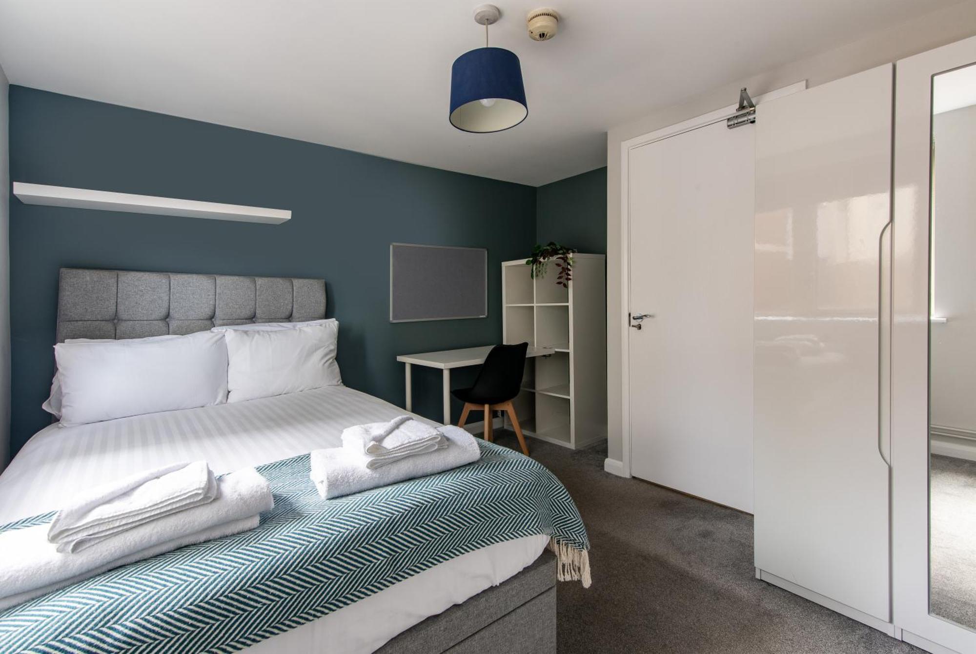 Varsity - 6-bed In Centre Apartment *